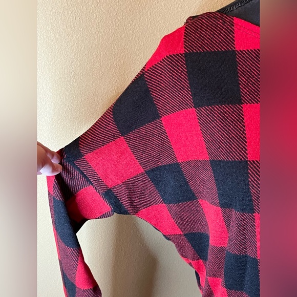 Red and black plaid off the shoulder long sleeve top.  SIZE XL - Picture 6 of 12